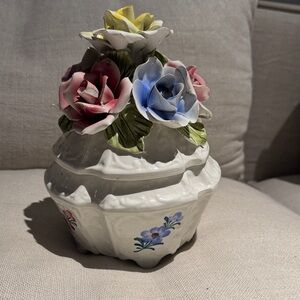 Elegant Ceramic Floral Arrangement with Multicolor Roses